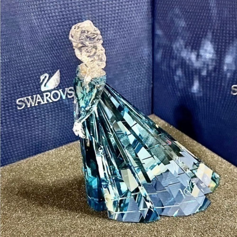 Swarovski 2016 Limited Edition Disney Elsa Crystal Figurine